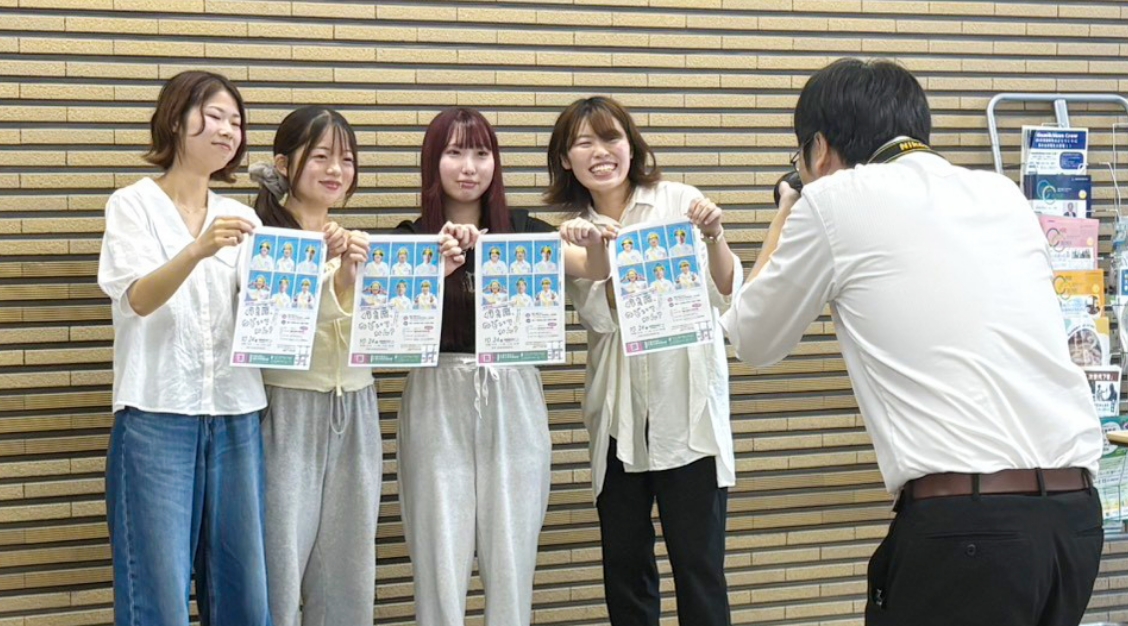 イベント準備について取材を受ける大谷大学の運営メンバー